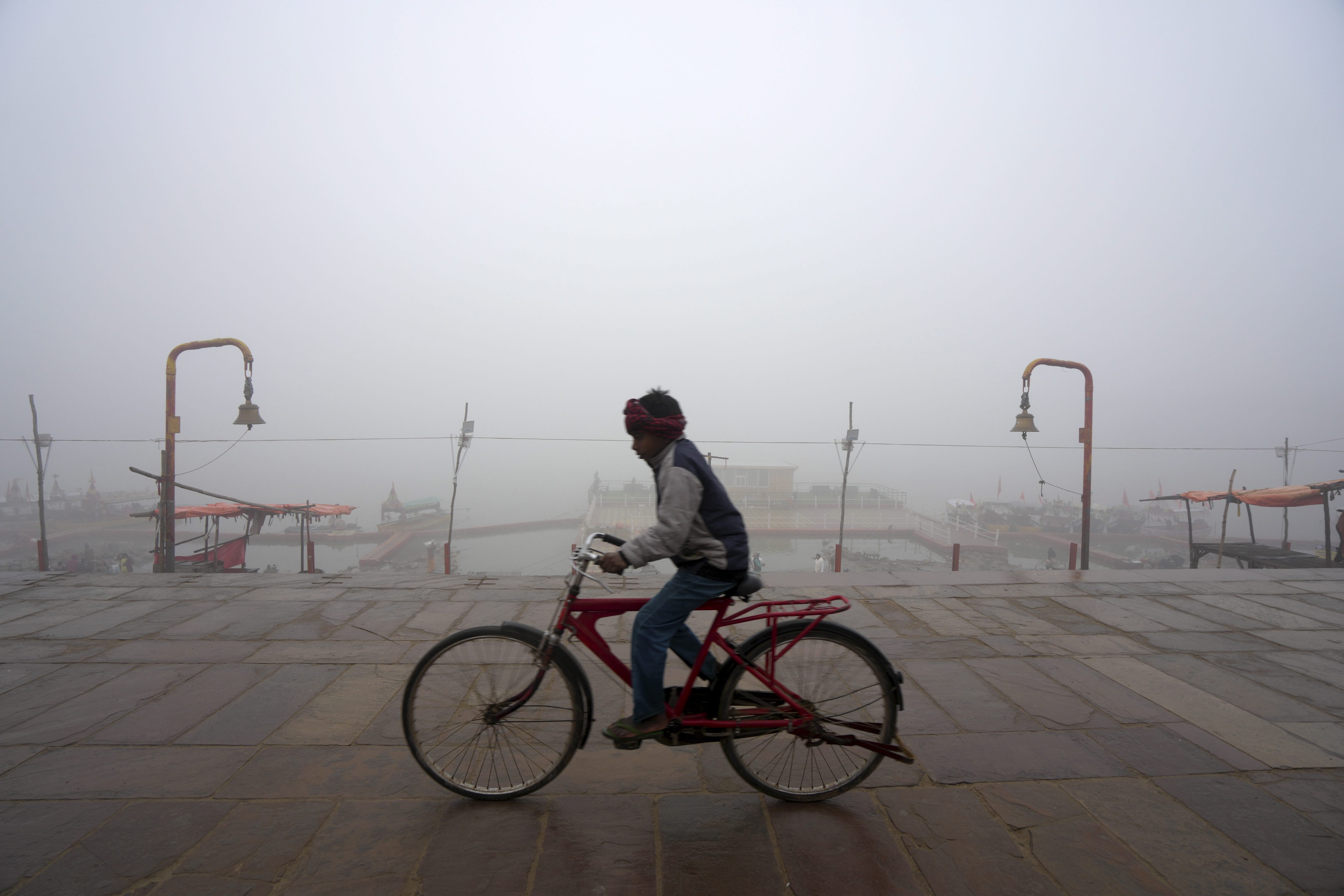 https://salarnews.in/public/uploads/images/newsimages/maannewsimage16012024_175804_fog ayodhya.jpg